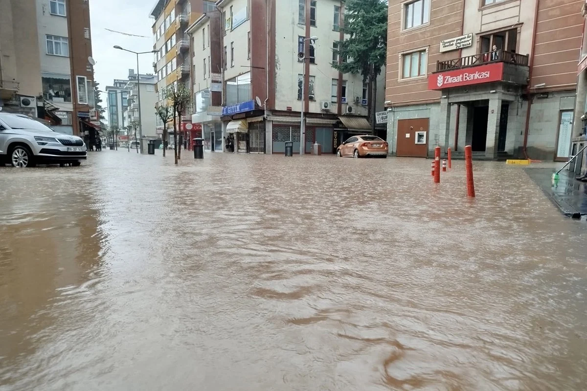 Trabzon sele teslim: Hastaneyi su bastı, yollar göle döndü, 1 kişi kayıp 6 Trabzon sele teslim: Hastaneyi su bastı, yollar göle döndü, 1 kişi kayıp