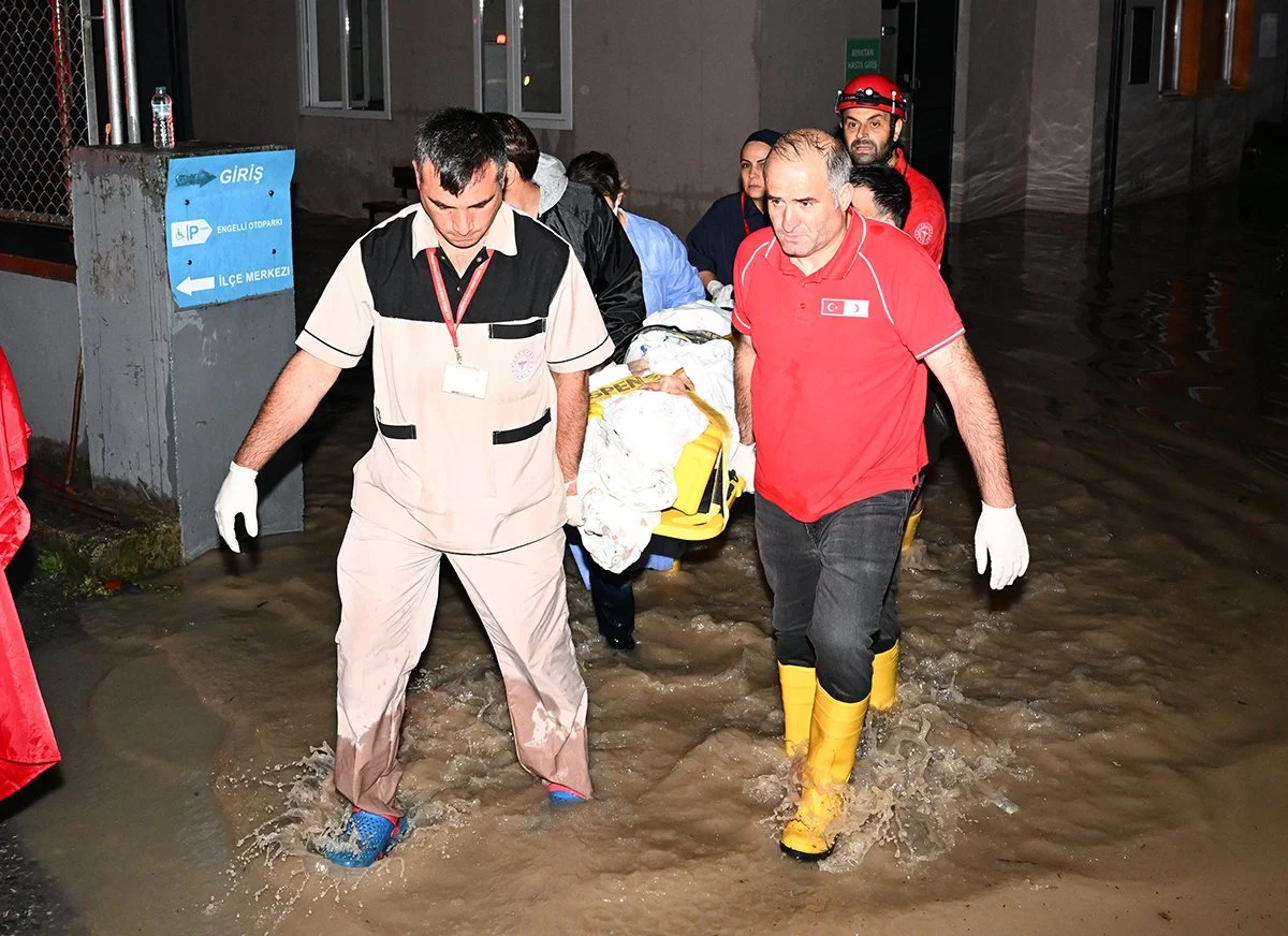 Trabzon sele teslim: Hastaneyi su bastı, yollar göle döndü, 1 kişi kayıp 3 Trabzon sele teslim: Hastaneyi su bastı, yollar göle döndü, 1 kişi kayıp