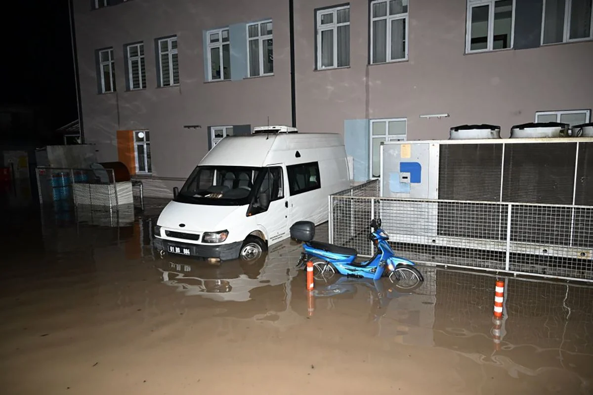 Trabzon sele teslim: Hastaneyi su bastı, yollar göle döndü, 1 kişi kayıp