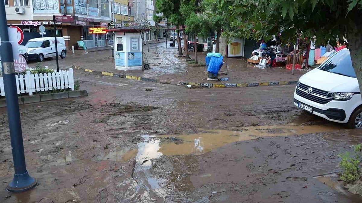 Trabzon sele teslim: Hastaneyi su bastı, yollar göle döndü, 1 kişi kayıp 7 Trabzon sele teslim: Hastaneyi su bastı, yollar göle döndü, 1 kişi kayıp
