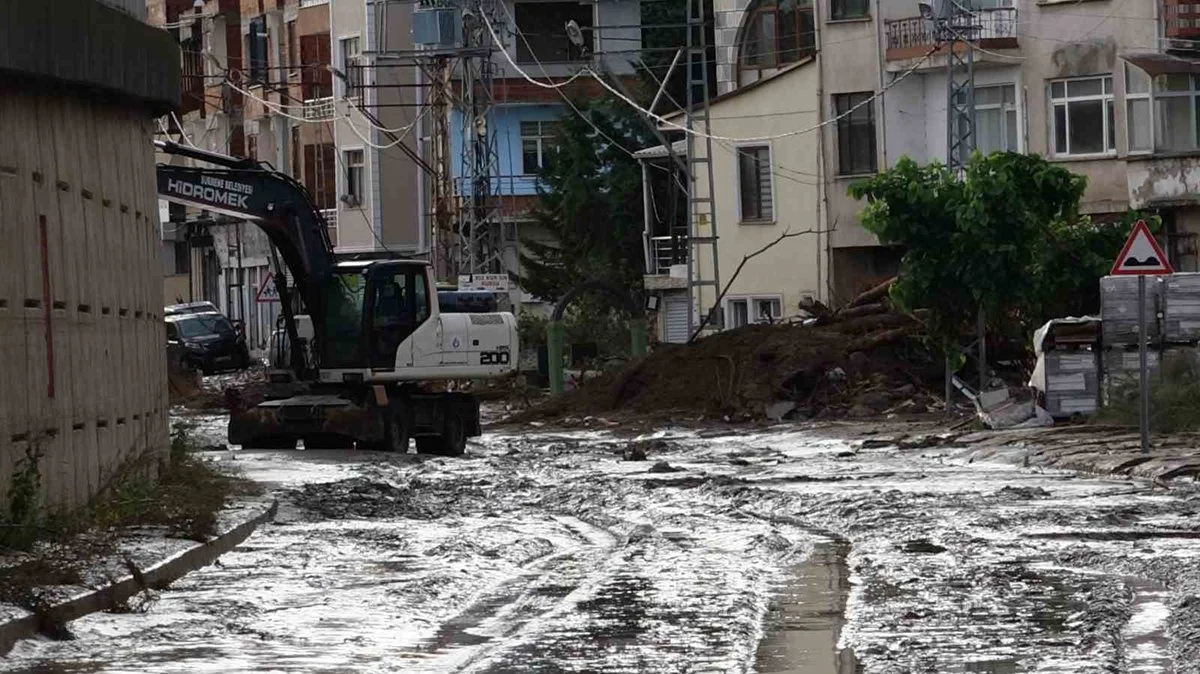Trabzon sele teslim: Hastaneyi su bastı, yollar göle döndü, 1 kişi kayıp 8 Trabzon sele teslim: Hastaneyi su bastı, yollar göle döndü, 1 kişi kayıp