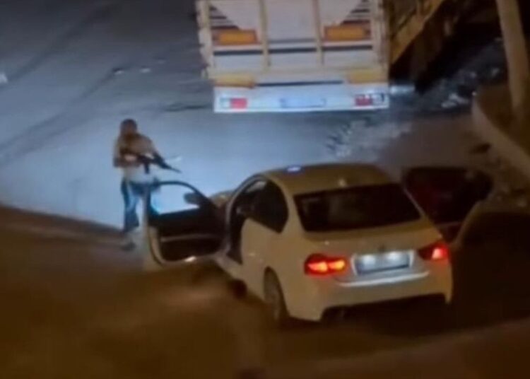 Siverek-Diyarbakır kara yolunda silahlı kavga: 4’ü çocuk 5 yaralı 1 Siverek-Diyarbakır kara yolunda silahlı kavga: 4’ü çocuk 5 yaralı