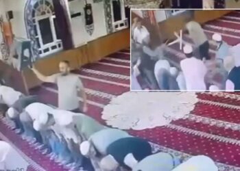 Namazdaki imama tabure ile saldırdı; cemaat vantilatörle dövdü!