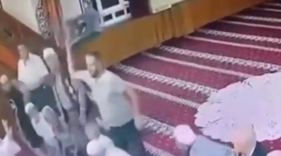 Namazdaki imama tabure ile saldırdı; cemaat vantilatörle dövdü! 2 Namazdaki imama tabure ile saldırdı; cemaat vantilatörle dövdü!