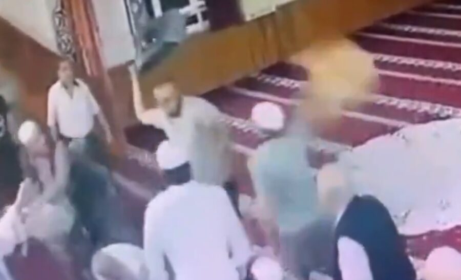 Namazdaki imama tabure ile saldırdı; cemaat vantilatörle dövdü! 3 Namazdaki imama tabure ile saldırdı; cemaat vantilatörle dövdü!