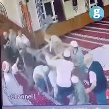 Namazdaki imama tabure ile saldırdı; cemaat vantilatörle dövdü! 4 Namazdaki imama tabure ile saldırdı; cemaat vantilatörle dövdü!