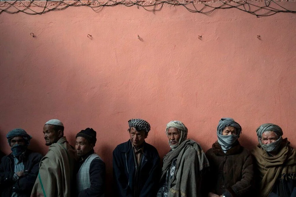 Taliban yasakları erkekleri de vurdu: Kot pantolona yasak!