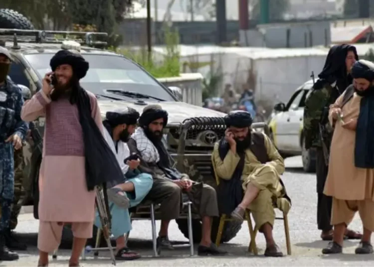 Taliban yasakları erkekleri de vurdu: Kot pantolona yasak!