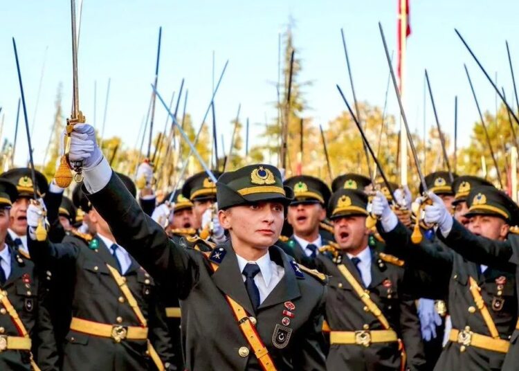 İddia: Kılıçla yemin eden teğmenlerin komutanı istifa etti 1 İddia: Kılıçla yemin eden teğmenlerin komutanı istifa etti