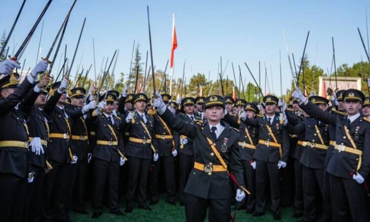 “Mustafa Kemal'in askerleriyiz’ diyerek yemin eden teğmenlere soruşturma” iddiası yalanlandı 1 “Mustafa Kemal’in askerleriyiz’ diyerek yemin eden teğmenlere soruşturma” iddiası yalanlandı