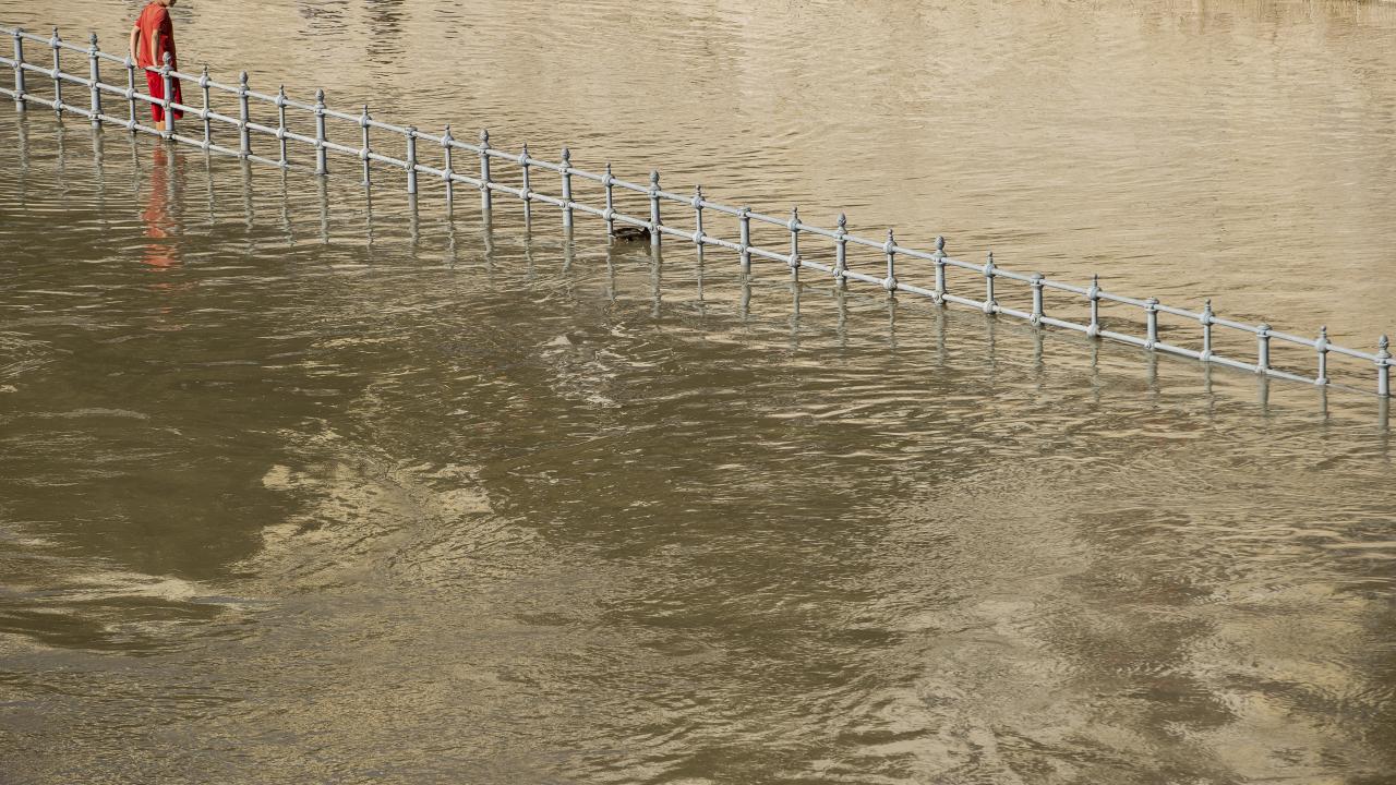 Tuna Nehri şiddetli yağışlar nedeniyle taştı, etrafını yıktı