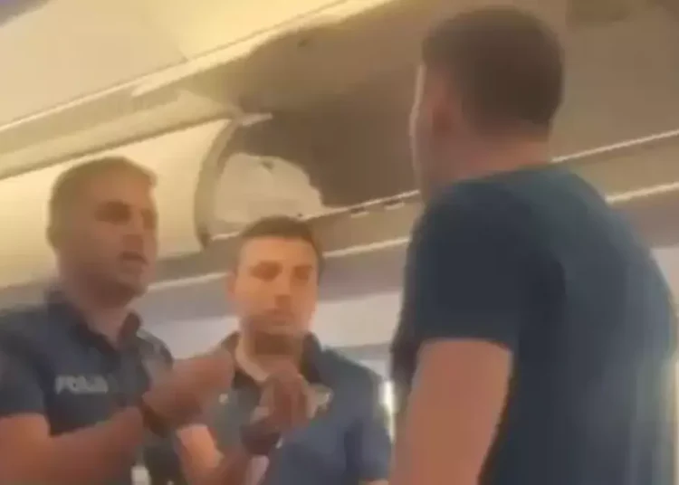THY uçağında ortalığı birbirine katan yolcu polis tarafından uçaktan indirildi 1 THY uçağında ortalığı birbirine katan yolcu polis tarafından uçaktan indirildi