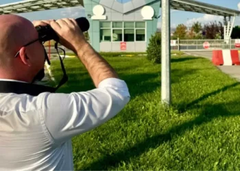 CHP’li vekil dürbünle uçak aradı; gelen giden yok!