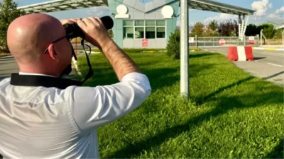 CHP'li vekil dürbünle uçak aradı; gelen giden yok!