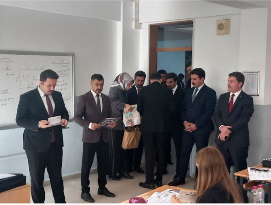 Ülkü Ocakları Başkanı lise ziyaretinde: Siyaset görüntülerine okul müdüründen onay 2 Ülkü Ocakları Başkanı lise ziyaretinde: Siyaset görüntülerine okul müdüründen onay