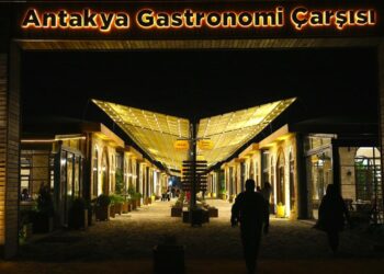 Antakya Gastronomi Çarşısı, depremzede esnafı yeniden müşterileriyle buluşturuyor