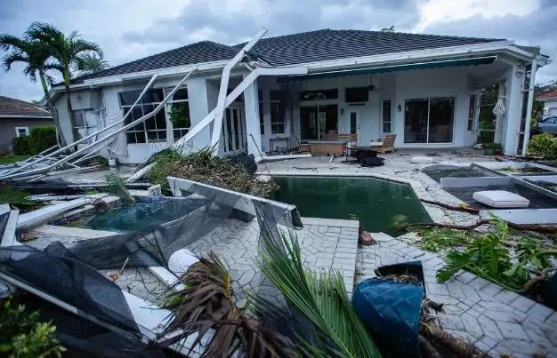 Milton Kasırgası Florida'yı yıkıp geçiyor! 1 Milton Kasırgası Florida’yı yıkıp geçiyor!