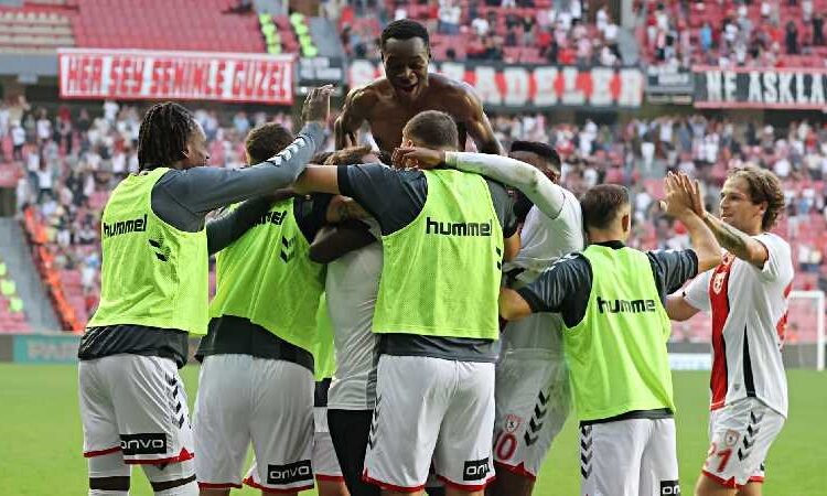 Dünyanın en iyi takımları listesinde Süper Lig'in flaş ekibi sürpriz yaptı 1 Dünyanın en iyi takımları listesinde Süper Lig’in flaş ekibi sürpriz yaptı