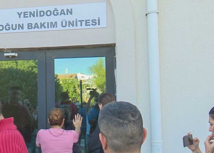 Kıbrıs'ta yenidoğan skandalı: Yanlışlıkla saf alkol verilen 1 bebek öldü, 6'sı tedavi altında 1 Kıbrıs’ta yenidoğan skandalı: Yanlışlıkla saf alkol verilen 1 bebek öldü, 6’sı tedavi altında