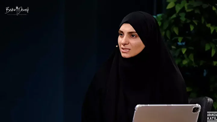 ‘Dekolte giymem’ sözleriyle hatırlanan Popstar Özlem maneviyata yöneldi, tesettüre girdi 8 ‘Dekolte giymem’ sözleriyle hatırlanan Popstar Özlem maneviyata yöneldi, tesettüre girdi