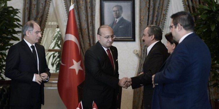 Dolmabahçe Mutabakatı'nı açıklayan AKP'li Efkan Ala'dan çözüm süreci açıklaması: Masamızda yok 1 Dolmabahçe Mutabakatı’nı açıklayan AKP’li Efkan Ala’dan çözüm süreci açıklaması: Masamızda yok