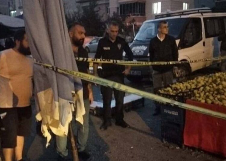 Kadın kılığında pazara gidip pazarcıyı tabancayla vurdu 1 Kadın kılığında pazara gidip pazarcıyı tabancayla vurdu