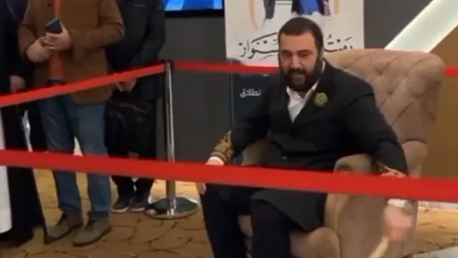 Abdulhamit’in torunu, Yahya Sinvar’ın son anını elinde sopayla canlandırdı 3 Abdulhamit’in torunu, Yahya Sinvar’ın son anını elinde sopayla canlandırdı