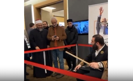 Abdulhamit’in torunu, Yahya Sinvar’ın son anını elinde sopayla canlandırdı 2 Abdulhamit’in torunu, Yahya Sinvar’ın son anını elinde sopayla canlandırdı