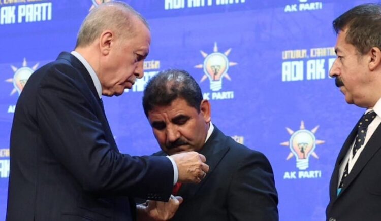 İYİ Parti’den seçildi AK Parti'ye geçti; bütün işsiz akrabalarını belediyeye aldı 1 İYİ Parti’den seçildi AK Parti’ye geçti; bütün işsiz akrabalarını belediyeye aldı