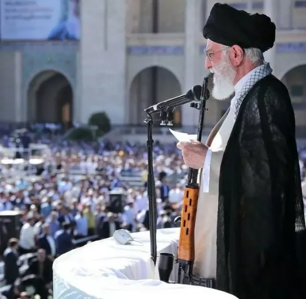 Ali Hamaney, Cuma hutbesine tüfekle çıktı