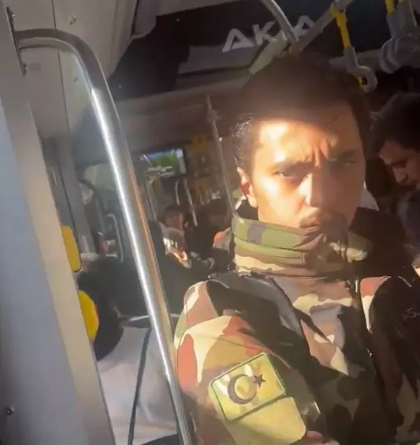 Askeri kamuflajla gezen yabancı uyruklu şahıs sınır dışı edilecek 2 Askeri kamuflajla gezen yabancı uyruklu şahıs sınır dışı edilecek