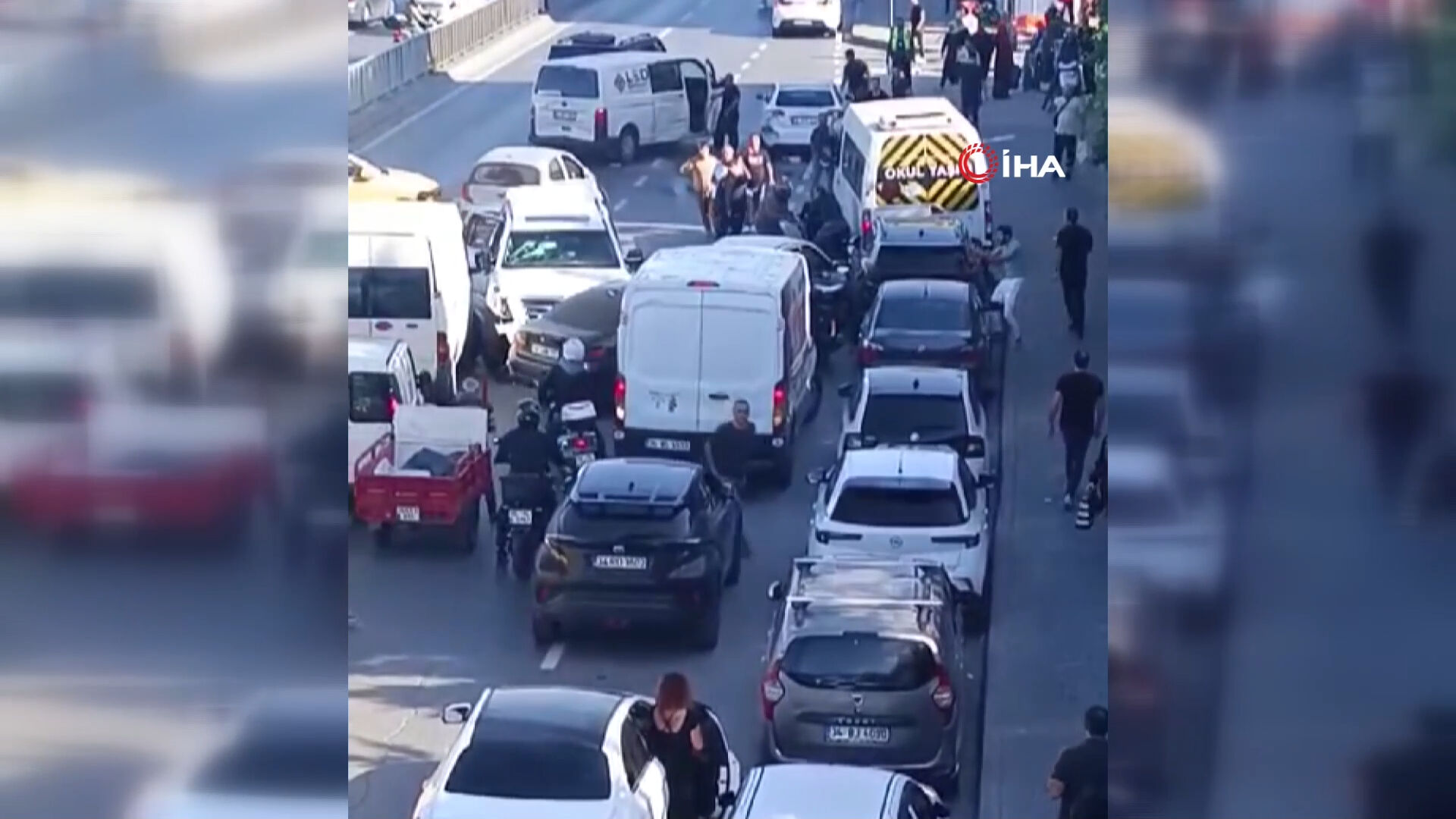 Yabancı uyruklu şahıs, çaldığı araçla ortalığı savaş alanına çevirdi! 2 Yabancı uyruklu şahıs, çaldığı araçla ortalığı savaş alanına çevirdi!