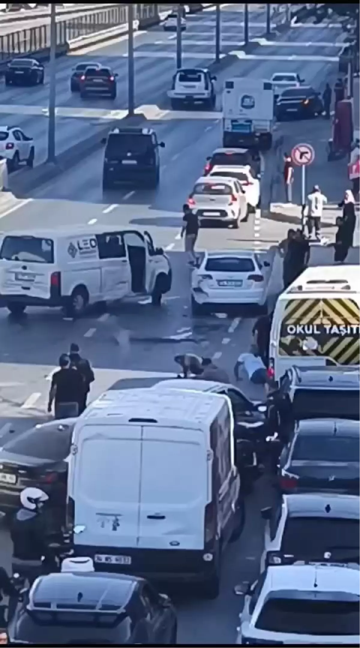 Yabancı uyruklu şahıs, çaldığı araçla ortalığı savaş alanına çevirdi! 4 Yabancı uyruklu şahıs, çaldığı araçla ortalığı savaş alanına çevirdi!