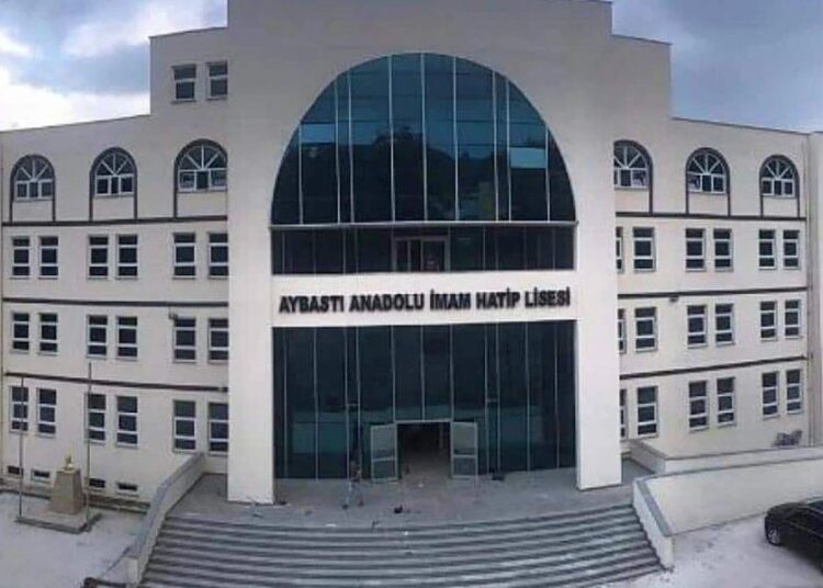 İmam Hatip Lisesi’nde istismar iddiası: 16 öğrenci şikayetçi oldu 1 İmam Hatip Lisesi’nde istismar iddiası: 16 öğrenci şikayetçi oldu