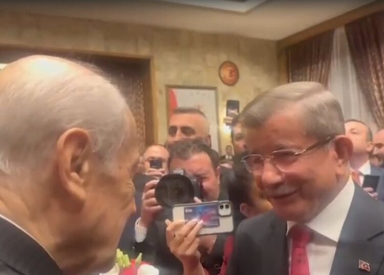 Bahçeli’nin yumuşak yüzü bu kez Davutoğlu’na döndü: Türkiye’nin birikiminize ihtiyacı var