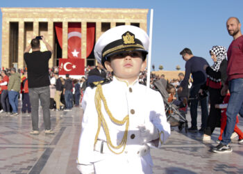Anıtkabir’deki askerleri taklit eden minik Barskan, ilgi odağı oldu