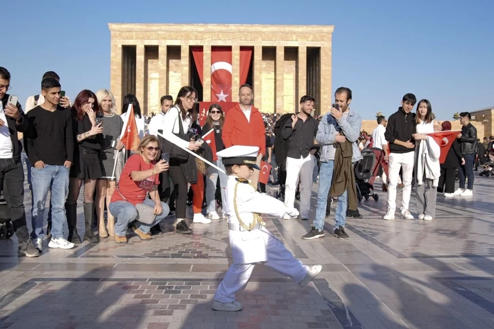 Anıtkabir’deki askerleri taklit eden minik Barskan, ilgi odağı oldu 2 Anıtkabir’deki askerleri taklit eden minik Barskan, ilgi odağı oldu