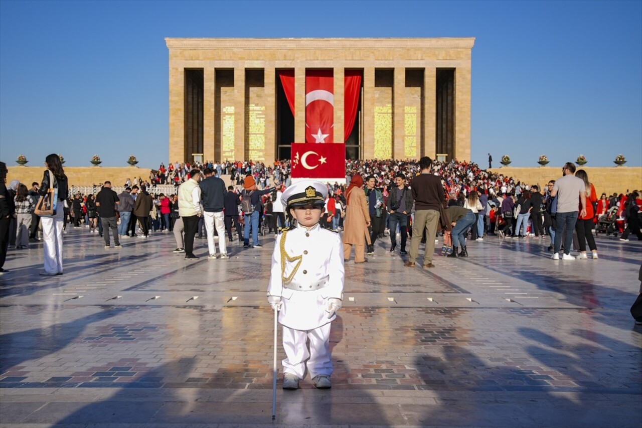 Anıtkabir’deki askerleri taklit eden minik Barskan, ilgi odağı oldu 3 Anıtkabir’deki askerleri taklit eden minik Barskan, ilgi odağı oldu