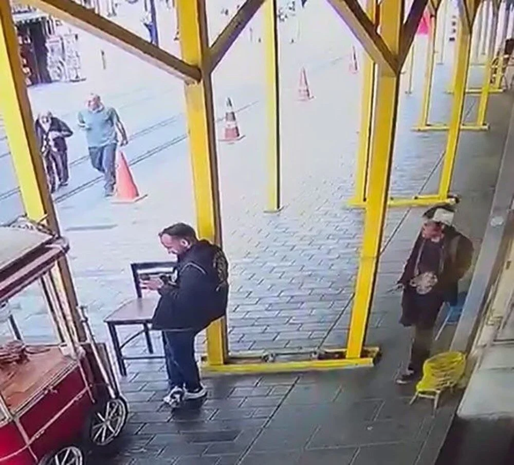 Ortalık şizofren dolu: İstiklal Caddesi'nde polise bıçaklı saldırı 2 Ortalık şizofren dolu: İstiklal Caddesi'nde polise bıçaklı saldırı