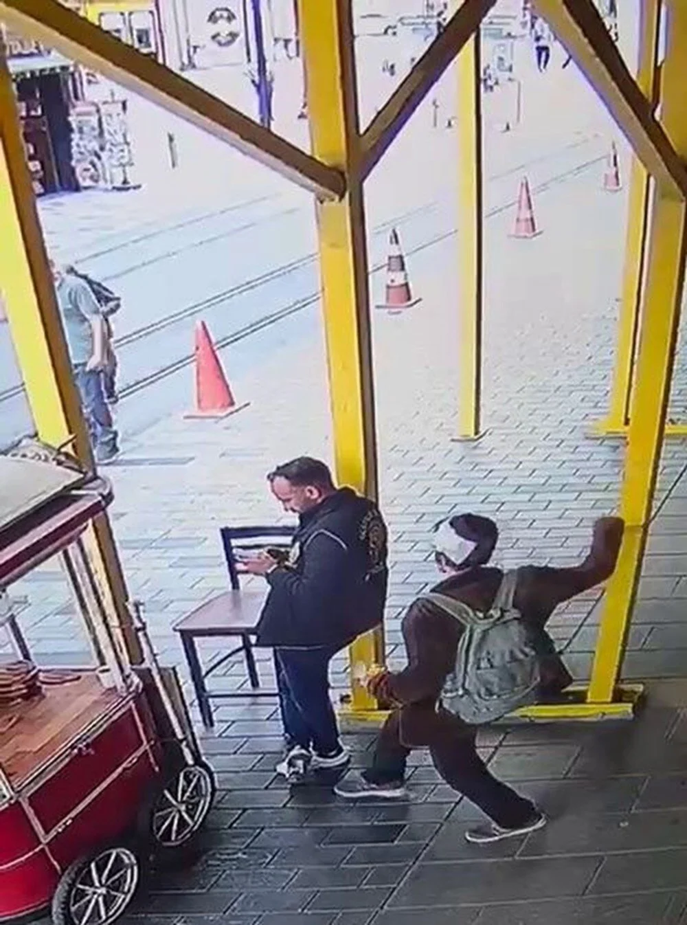 Ortalık şizofren dolu: İstiklal Caddesi'nde polise bıçaklı saldırı 3 Ortalık şizofren dolu: İstiklal Caddesi'nde polise bıçaklı saldırı