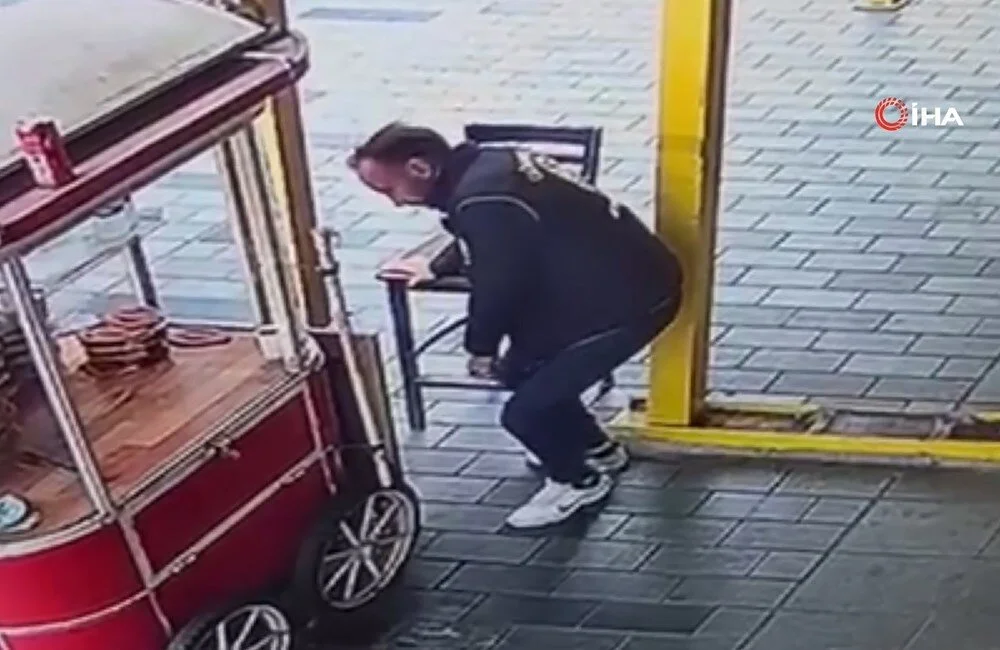 Ortalık şizofren dolu: İstiklal Caddesi'nde polise bıçaklı saldırı 4 Ortalık şizofren dolu: İstiklal Caddesi'nde polise bıçaklı saldırı