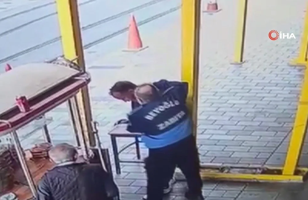 Ortalık şizofren dolu: İstiklal Caddesi'nde polise bıçaklı saldırı 5 Ortalık şizofren dolu: İstiklal Caddesi'nde polise bıçaklı saldırı