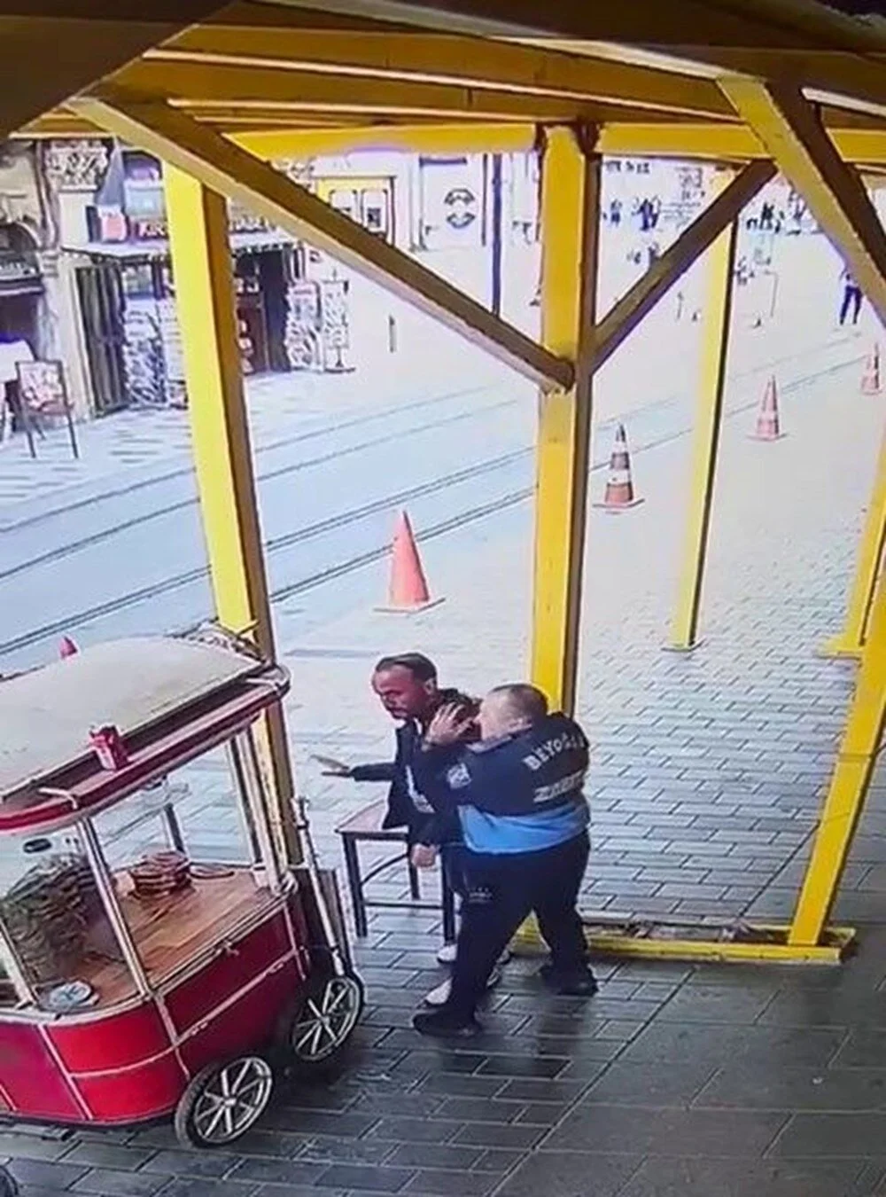 Ortalık şizofren dolu: İstiklal Caddesi'nde polise bıçaklı saldırı 6 Ortalık şizofren dolu: İstiklal Caddesi'nde polise bıçaklı saldırı