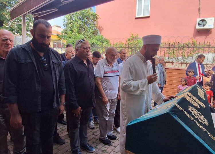 Cenaze namazı sırasında ölmediği anlaşılan kişi hastanede öldü 1 Cenaze namazı sırasında ölmediği anlaşılan kişi hastanede öldü