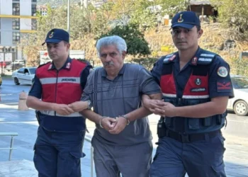 Oğlunu öldürdü, eşini yaraladı! Kadının durumu ağır