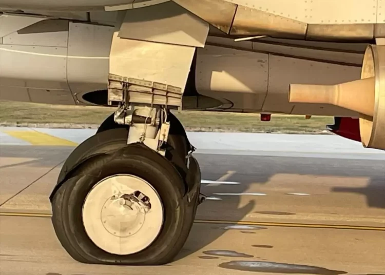 Antalya’ya inen uçağın tekerleri patladı 1 Antalya’ya inen uçağın tekerleri patladı