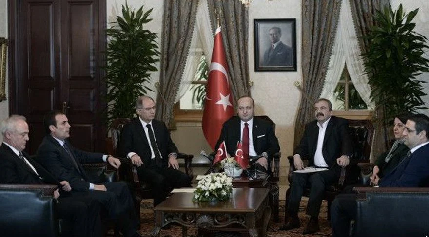 Bahçeli, DEM Partililerle tokalaşırken yanında Efkan Ala da vardı