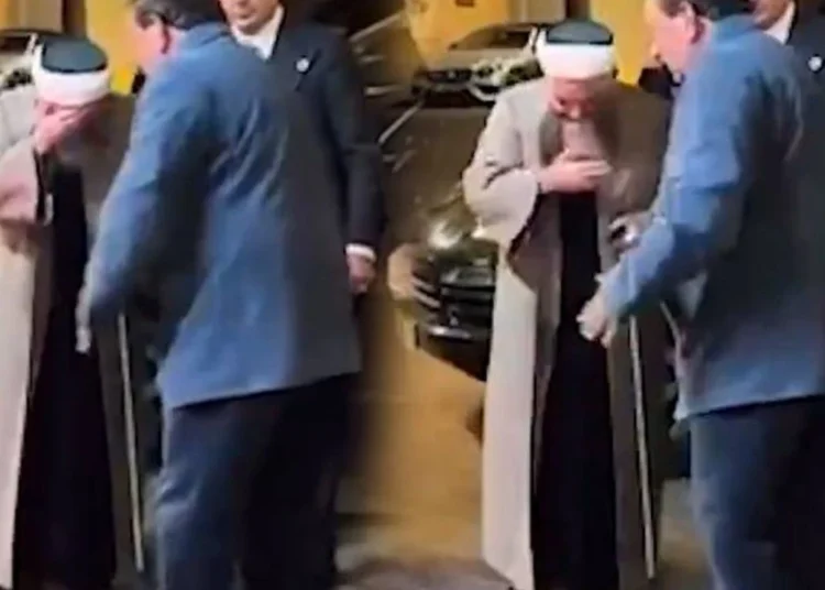 Cübbeli Ahmet, Alaattin Çakıcı'nın elini öpmeye çalışırken görüntülendi! 1 Cübbeli Ahmet, Alaattin Çakıcı’nın elini öpmeye çalışırken görüntülendi!