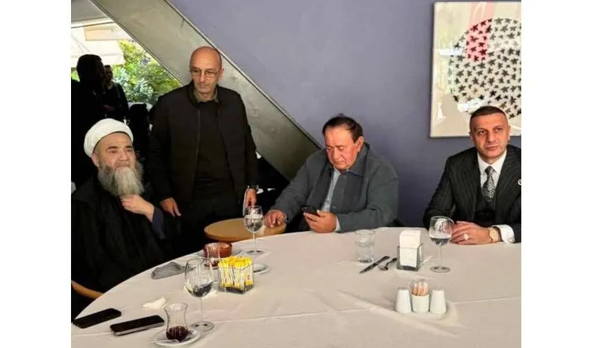 Cübbeli Ahmet, Alaattin Çakıcı'nın elini öpmeye çalışırken görüntülendi! 3 Cübbeli Ahmet, Alaattin Çakıcı'nın elini öpmeye çalışırken görüntülendi!