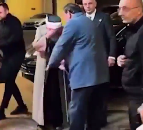 Cübbeli Ahmet, Alaattin Çakıcı'nın elini öpmeye çalışırken görüntülendi! 2 Cübbeli Ahmet, Alaattin Çakıcı'nın elini öpmeye çalışırken görüntülendi!